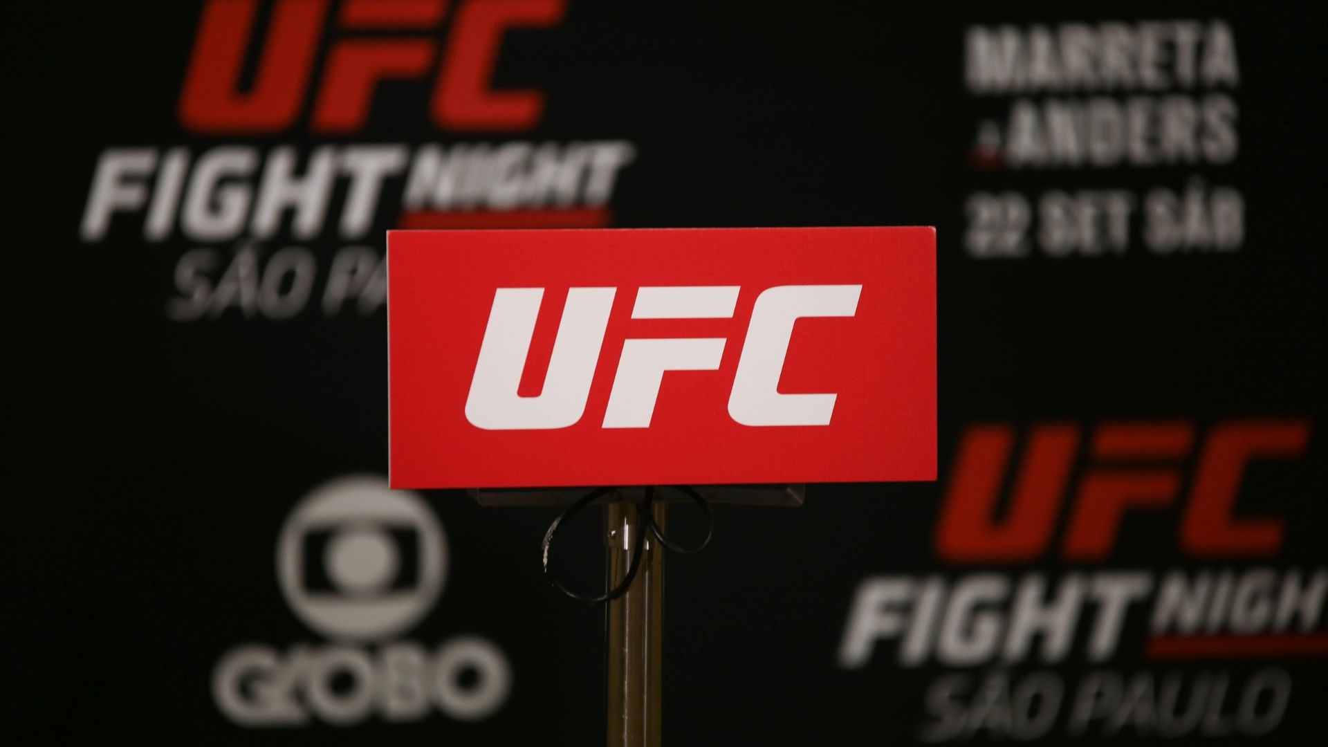 UFC Fighter Suffers a Gruesome Eye Injury in Knockdown Record Breaking Fight [WATCH]